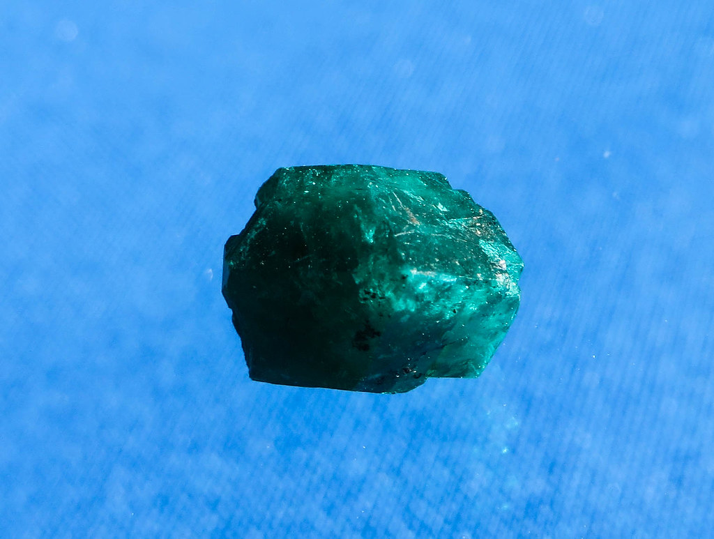 Cristal de esmeralda en bruto